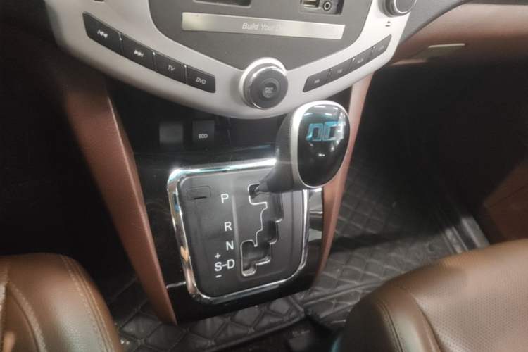 Used BYD S6 2014 2.4L Automatic Prestige 5-Seater Gear Lever