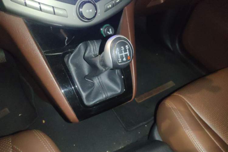 Used BYD S6 2014 2.0L Manual Luxury 5-Seater Gear Lever