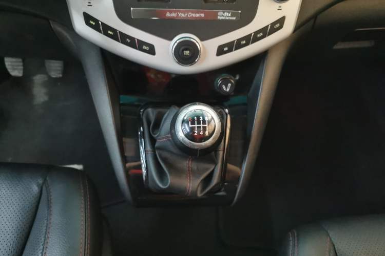 Used BYD S6 2014 1.5TI Manual Luxury 5-Seater Gear Lever