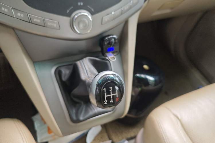 Used BYD S6 2014 2.0L Manual Luxury 5-Seater Gear Lever