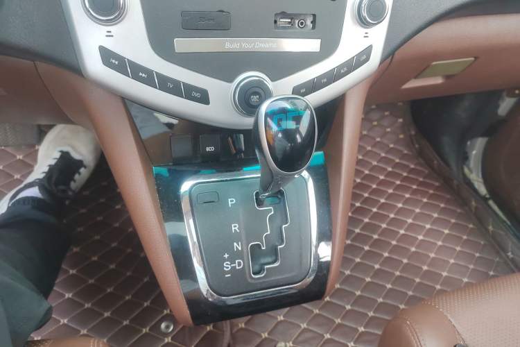 Used BYD S6 2014 2.4L Automatic Prestige 5-Seater Gear Lever
