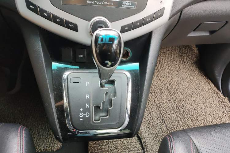 Used BYD S6 2014 2.4L Automatic Prestige 5-Seater Gear Lever