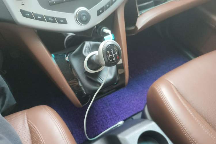Used BYD S6 2014 2.0L Manual Luxury 5-Seater Gear Lever