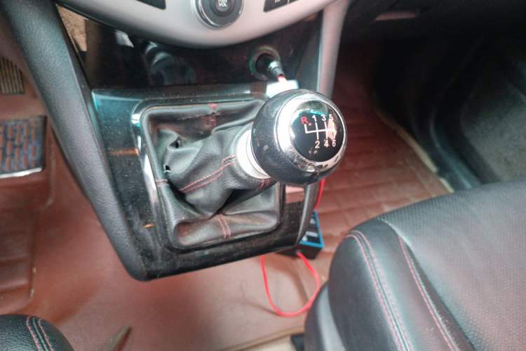 Used BYD S6 2014 1.5TI Manual Luxury 5-Seater Gear Lever