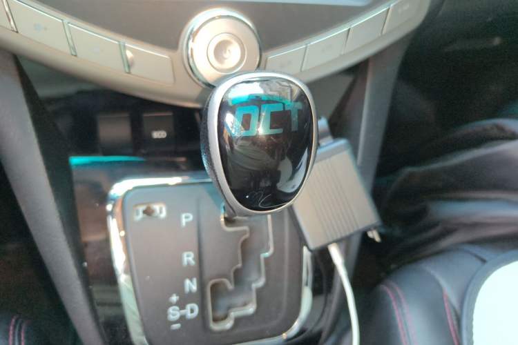 Used BYD S6 2014 2.4L Automatic Prestige 5-Seater Gear Lever