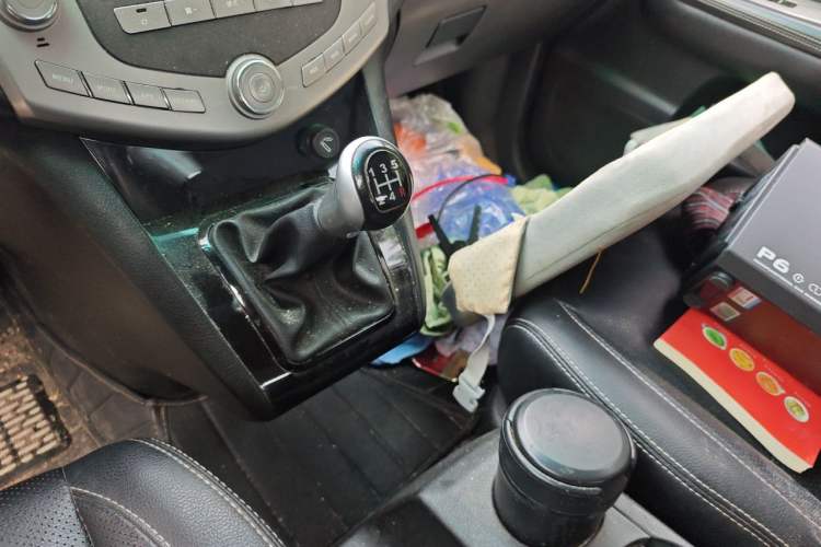 Used BYD S6 2014 2.0L Manual Luxury 5-Seater Gear Lever
