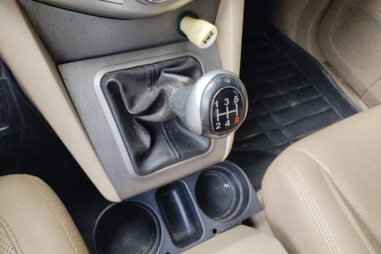 Used BYD S6 2014 2.0L Manual Luxury 5-Seater Gear Lever