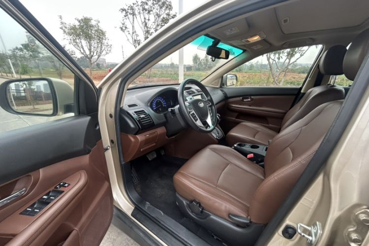 Used BYD S6 2014 2.4L Automatic Prestige 5-Seater Interior 2