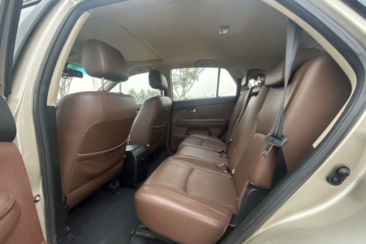 Used BYD S6 2014 2.4L Automatic Prestige 5-Seater Interior 3