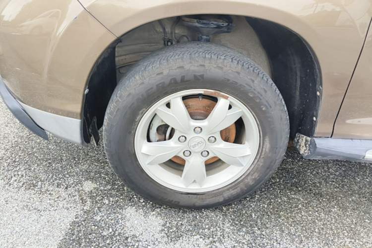 Used BYD S6 2014 2.0L Manual Elite Version 5 Seats Left Front Wheel Hub