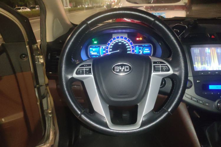 Used BYD S6 2014 2.0L Manual Luxury 5-Seater Steering Wheel