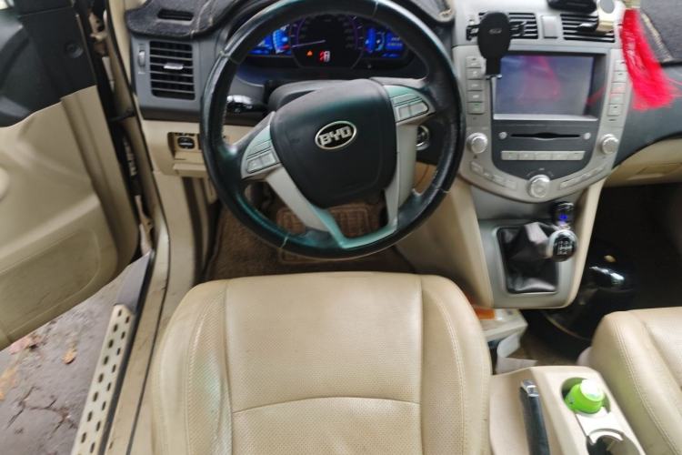 Used BYD S6 2014 2.0L Manual Luxury 5-Seater Steering Wheel