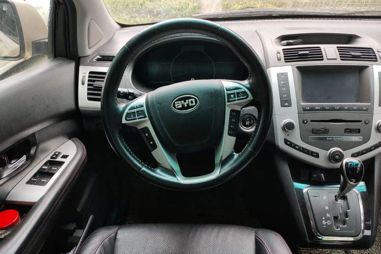 Used BYD S6 2014 2.4L Automatic Prestige 5-Seater Steering Wheel