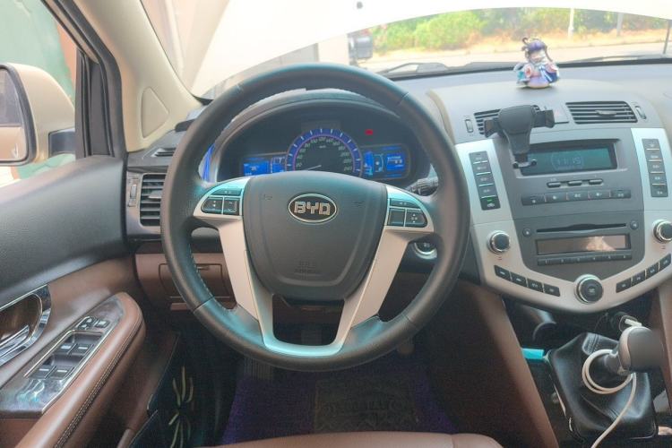 Used BYD S6 2014 2.0L Manual Luxury 5-Seater Steering Wheel