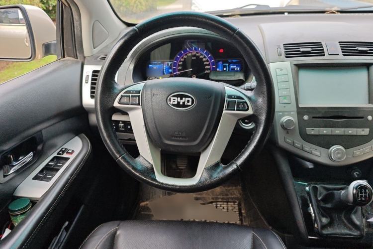 Used BYD S6 2014 2.0L Manual Luxury 5-Seater Steering Wheel