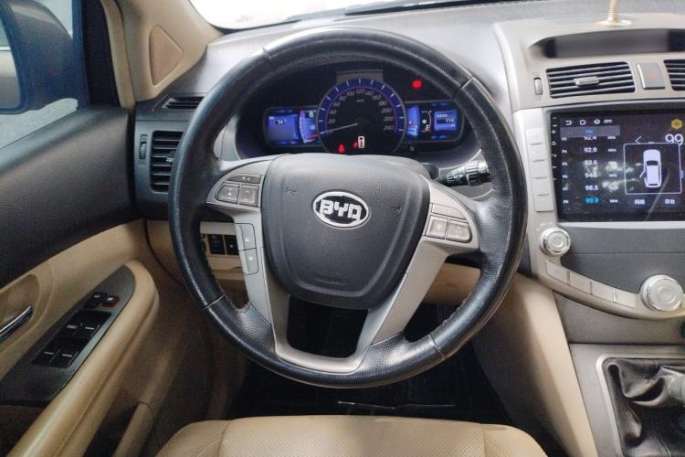 Used BYD S6 2014 2.0L Manual Luxury 5-Seater Steering Wheel