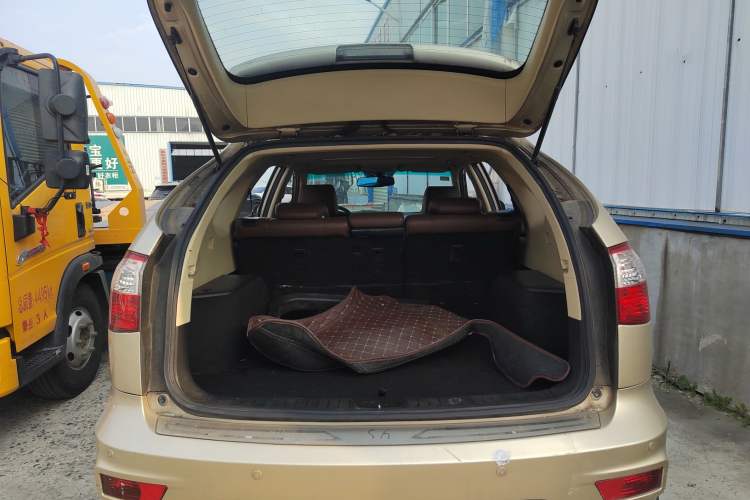 Used BYD S6 2014 2.4L Automatic Prestige 5-Seater Trunk