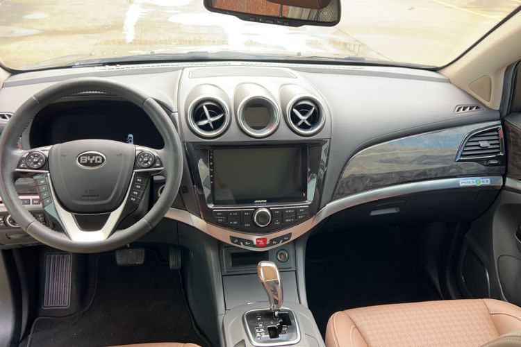 Used BYD S7 2017 2.0T Automatic Prestige Edition Interior 3