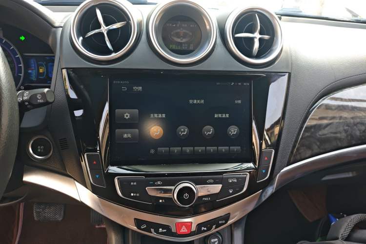 Used BYD S7 2017 2.0T Automatic Prestige Edition Audio And AC Panel