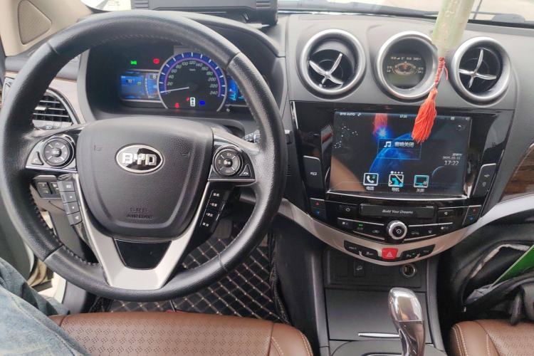 Used BYD S7 2015 2.0T Upgraded Automatic Luxury Version Center Console