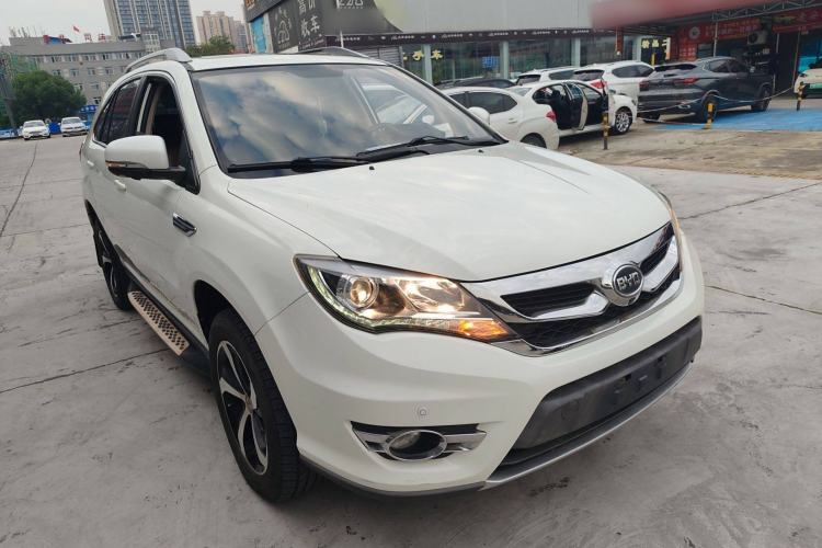 Used BYD S7 2015 2.0T Upgraded Automatic Luxury Version Front Right 45 Deg