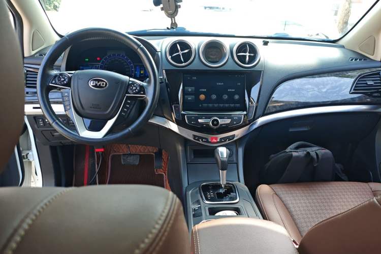 Used BYD S7 2017 2.0T Automatic Prestige Edition Interior 2