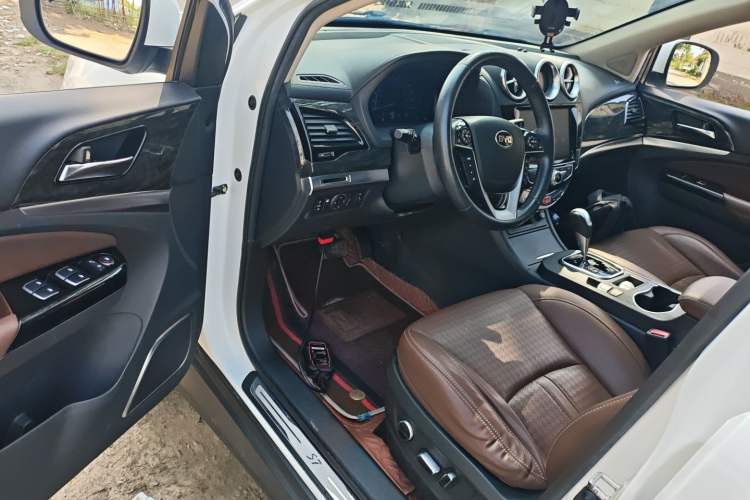 Used BYD S7 2017 2.0T Automatic Prestige Edition Interior 3