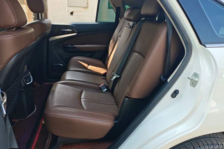 Used BYD S7 2017 2.0T Automatic Prestige Edition Interior 4