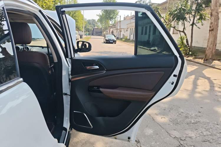 Used BYD S7 2017 2.0T Automatic Prestige Edition Interior 6