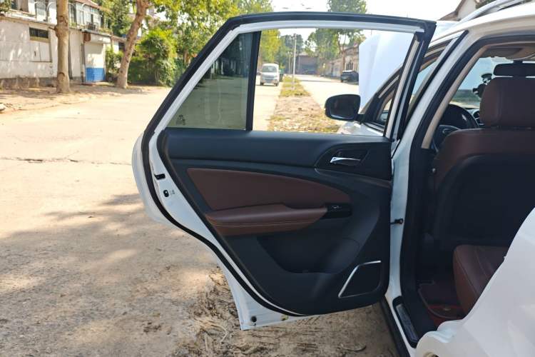 Used BYD S7 2017 2.0T Automatic Prestige Edition Interior 8
