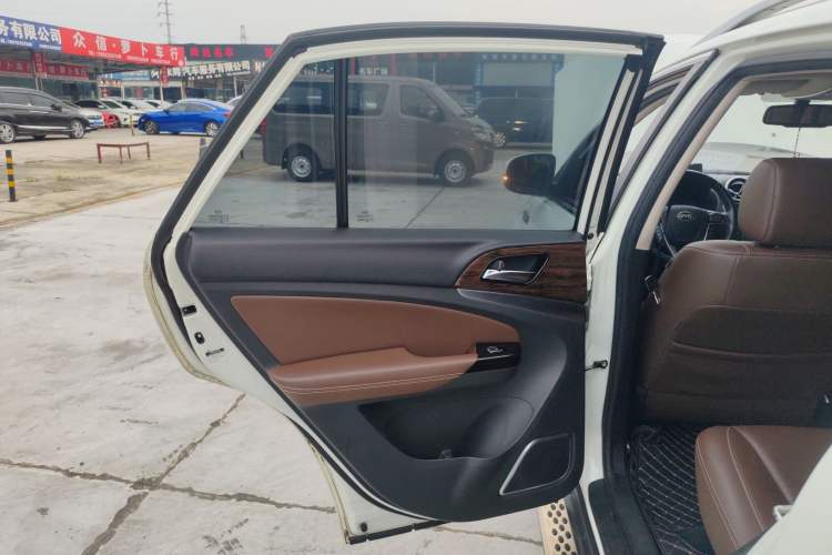 Used BYD S7 2015 2.0T Upgraded Automatic Luxury Version Left Rear Door Interior
