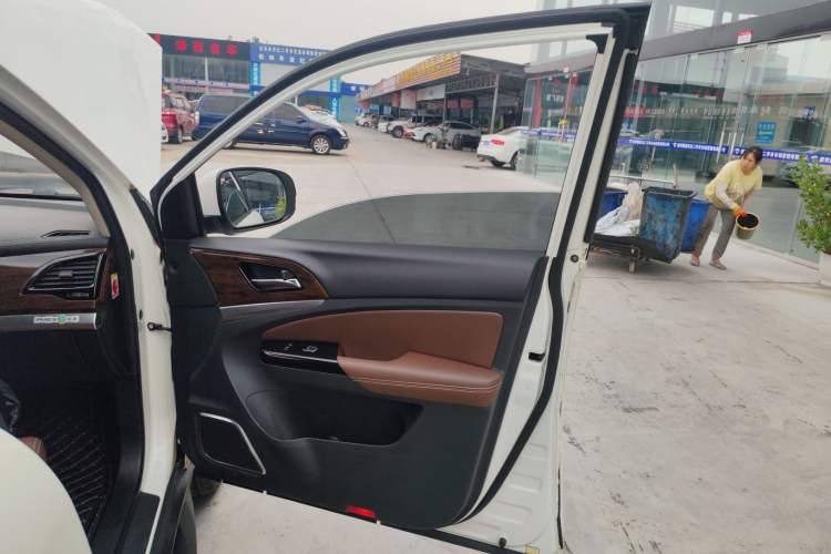 Used BYD S7 2015 2.0T Upgraded Automatic Luxury Version Right Front Door Interior