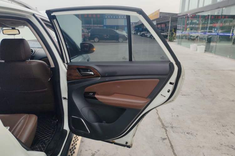 Used BYD S7 2015 2.0T Upgraded Automatic Luxury Version Right Rear Door Interior