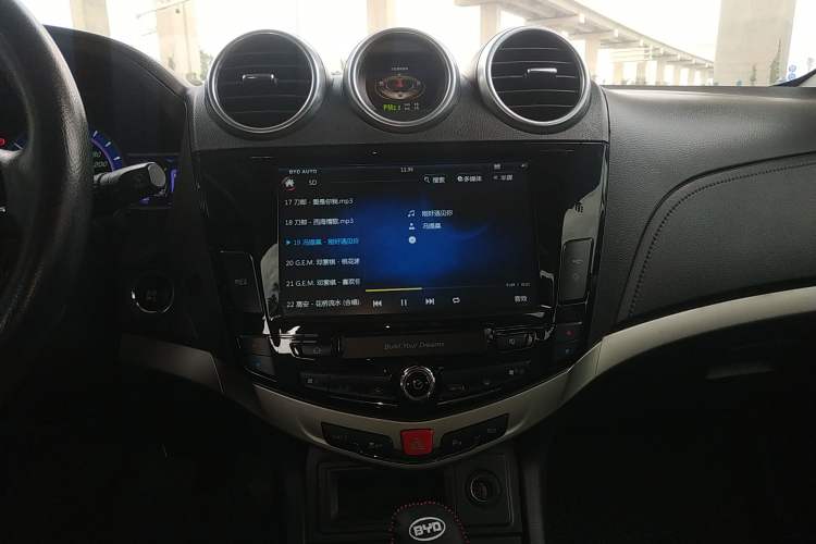Used BYD S7 2015 2.0T Automatic Prestige Model Audio And AC Panel