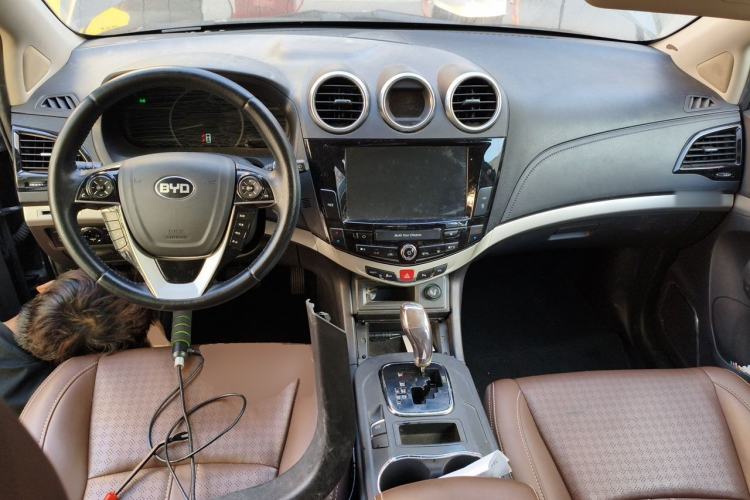 Used BYD S7 2015 2.0T Upgraded Automatic Luxury Version Center Console