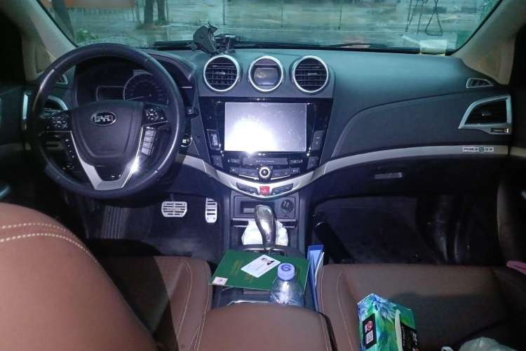 Used BYD S7 2015 2.0T Upgraded Automatic Luxury Version Center Console