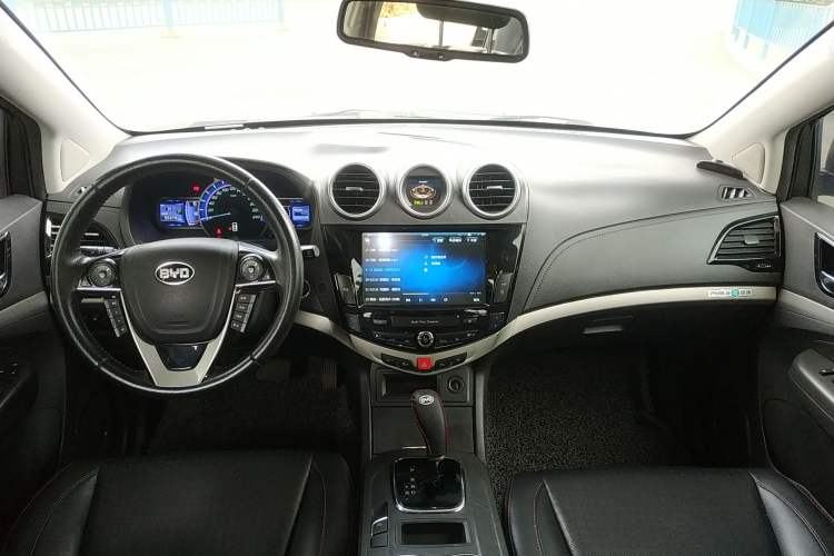 Used BYD S7 2015 2.0T Automatic Prestige Model Center Console
