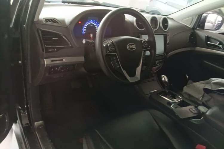 Used BYD S7 2015 2.0T Automatic Prestige Model Center Console