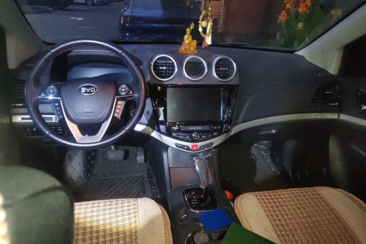 Used BYD S7 2015 2.0T Automatic Prestige Model Center Console