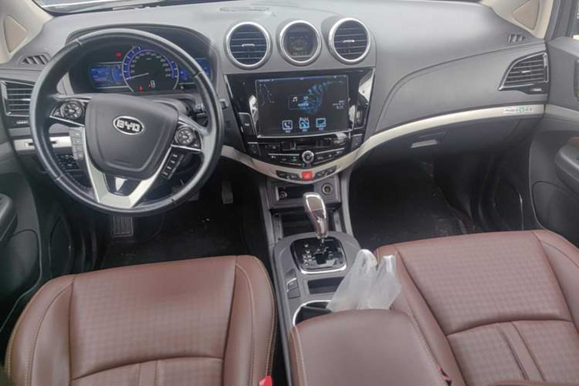 Used BYD S7 2015 2.0T Upgraded Automatic Luxury Version Center Console