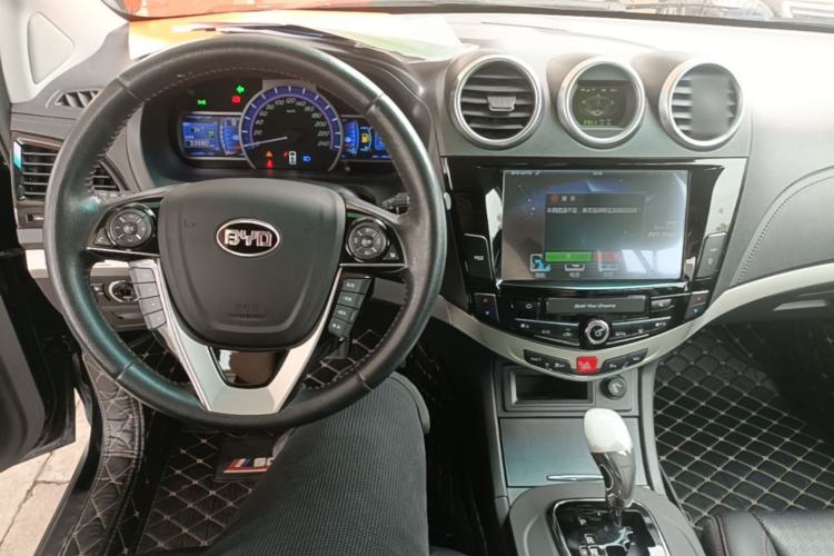 Used BYD S7 2015 2.0T Automatic Prestige Model Center Console
