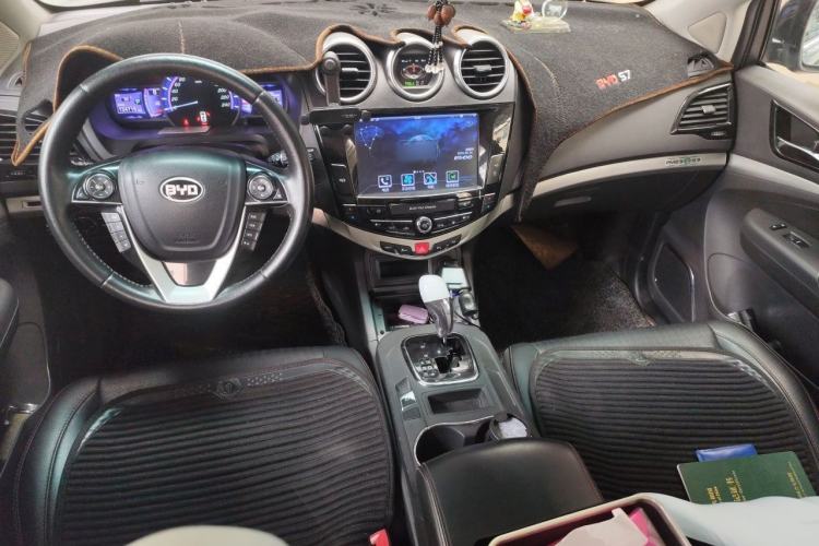 Used BYD S7 2015 2.0T Upgraded Automatic Luxury Version Center Console