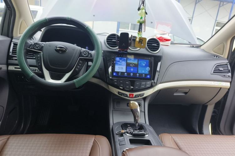Used BYD S7 2015 2.0T Upgraded Automatic Flagship Version Center Console
