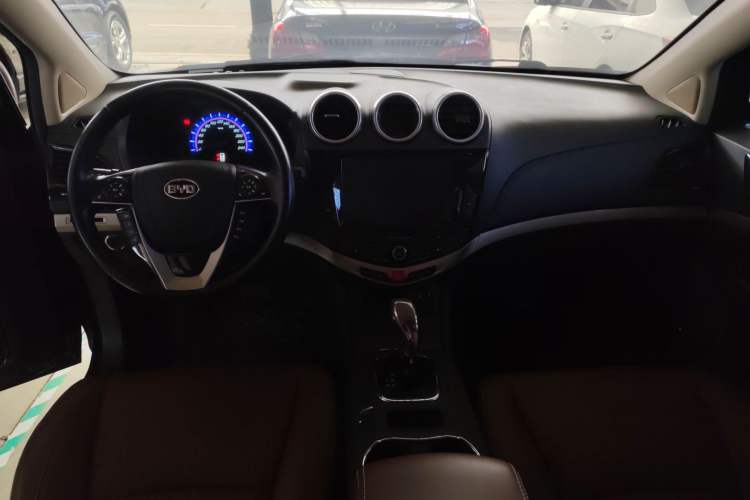 Used BYD S7 2015 2.0T Upgraded Automatic Luxury Version Center Console