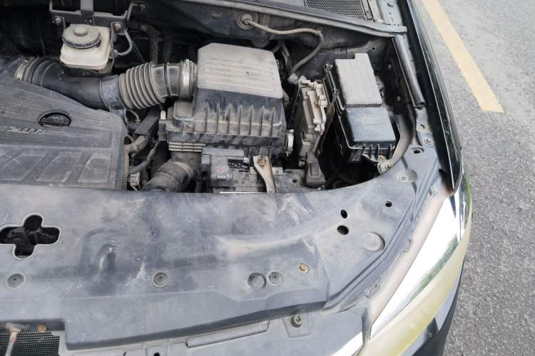 Used BYD S7 2015 2.0T Automatic Flagship Edition Engine Bay Left