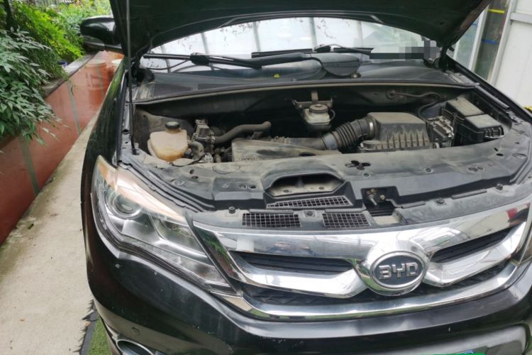 Used BYD S7 2015 2.0T Automatic Flagship Edition Engine Bay Right