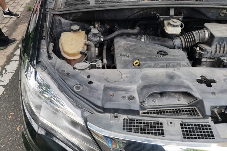Used BYD S7 2015 2.0T Automatic Flagship Edition Engine Bay Right