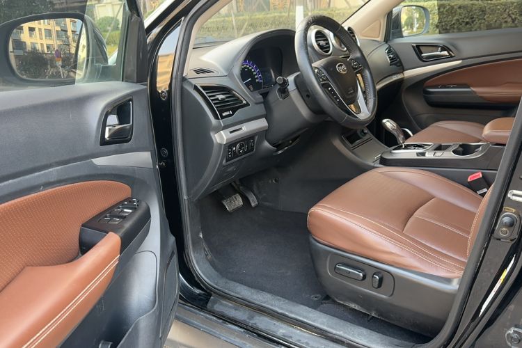 Used BYD S7 2015 2.0T Upgraded Automatic Luxury Version Interior 1