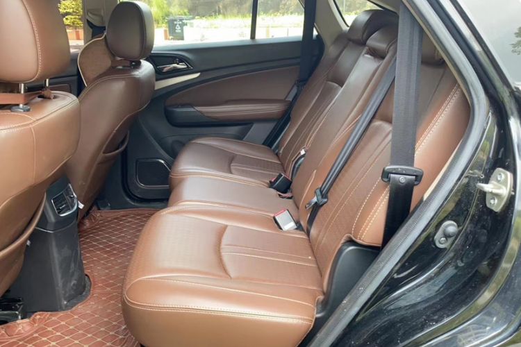 Used BYD S7 2015 2.0T Upgraded Automatic Luxury Version Interior 1