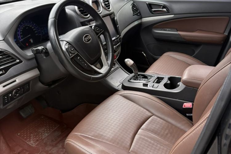 Used BYD S7 2015 2.0T Upgraded Automatic Luxury Version Interior 2